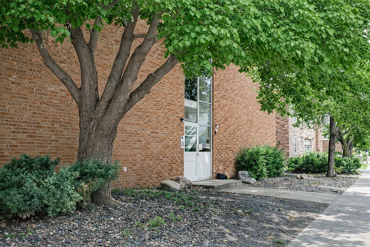 Building Photo - 801 University Ave SE #4