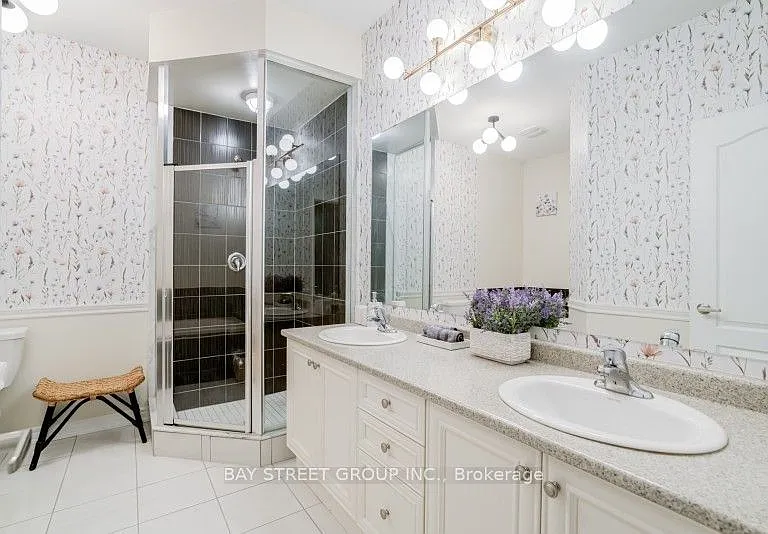 121 Luzon Ave — Photo 31