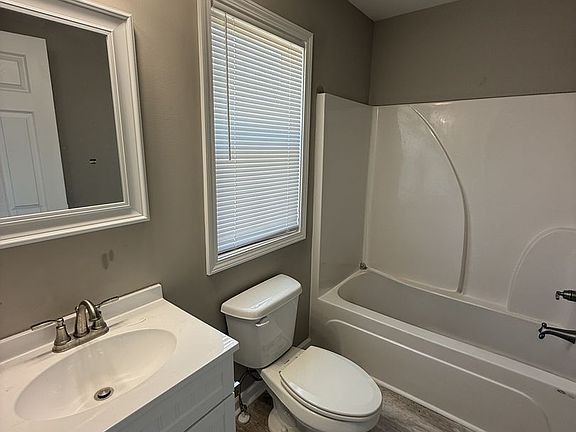 3rd image of 305 Martin Cir