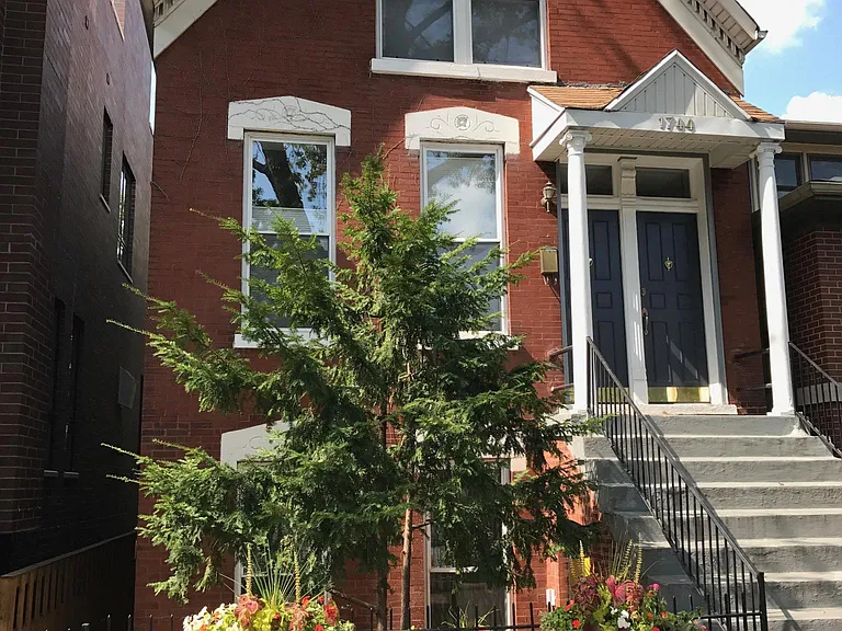 1744 N. Wood St. Rehabbed apartment with 9-1/2' ceilings faces wooded backyard
with patio.
Located one block from St. Mary's of the Angels church and one-half block from 606 bike trail.