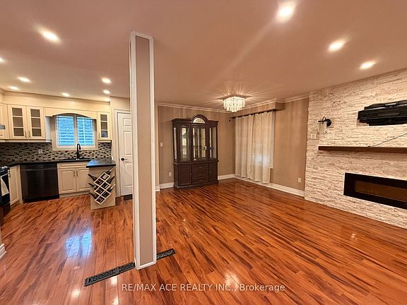2nd image of 48 Ronway Cres