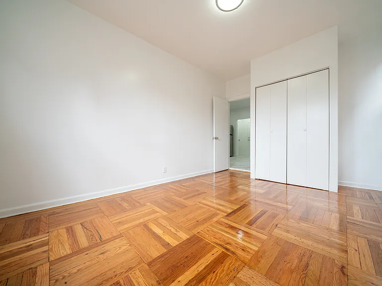 1060 Rhinelander Ave #1R — Photo 5