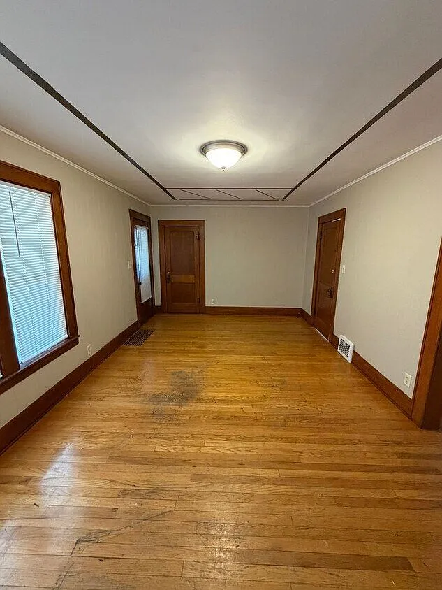 Bright & Charming 2-Bed, 1-Bath upstairs unit with a nice terrace and a detached garage — Photo 4