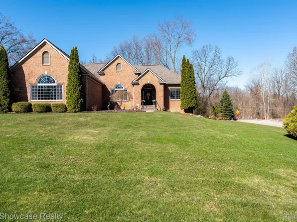 2101 Crested Butte Dr, White Lake, MI 48383