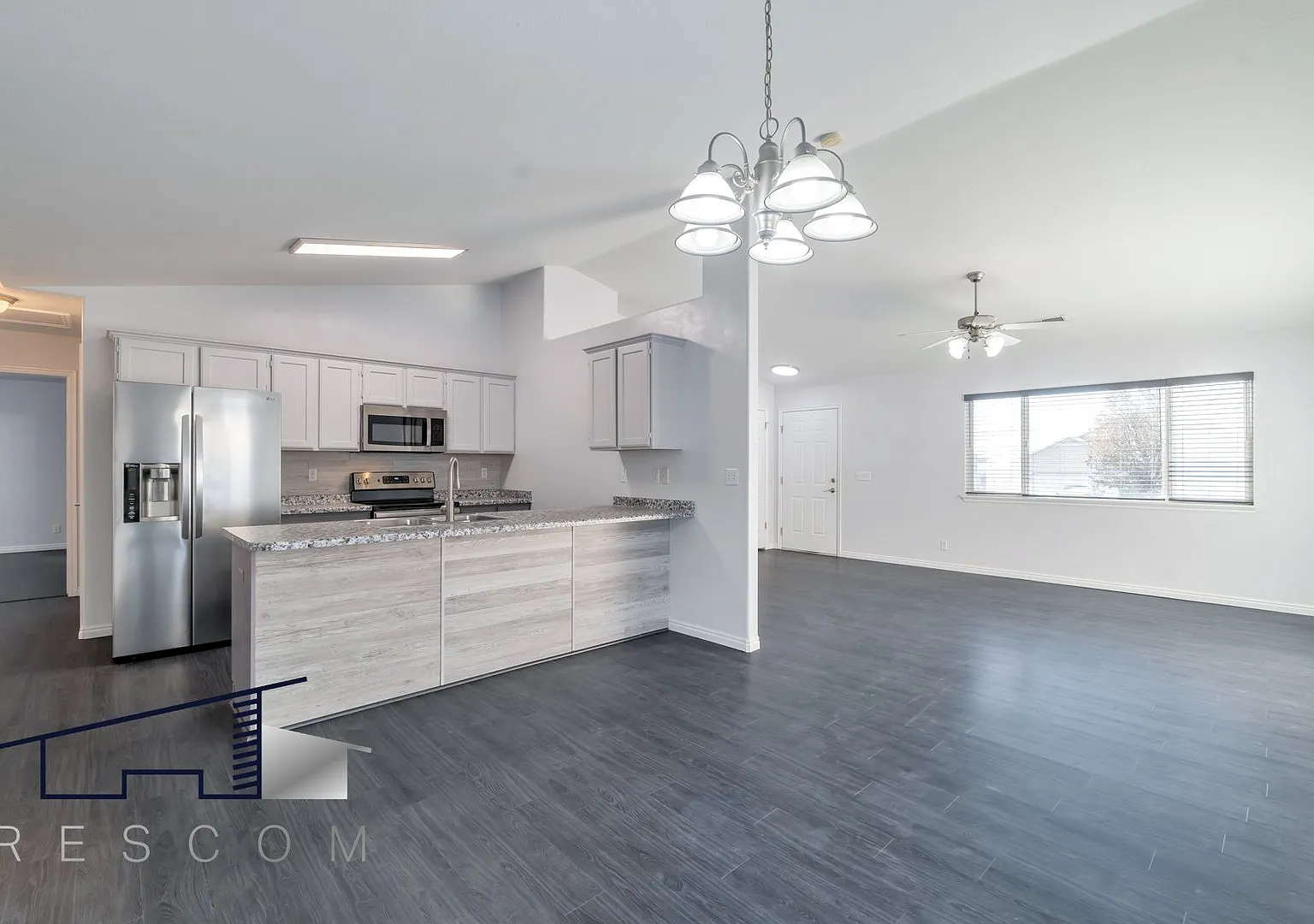 Updated Ogden 3 Bedroom 2 Bathroom Home — Photo 2