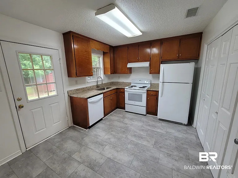 309 E Peachtree Ave — Photo 3