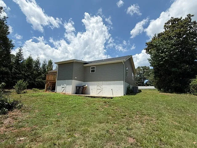 3 bed, 1.0 bath, 1083 sqft, $1,640 — Photo 3