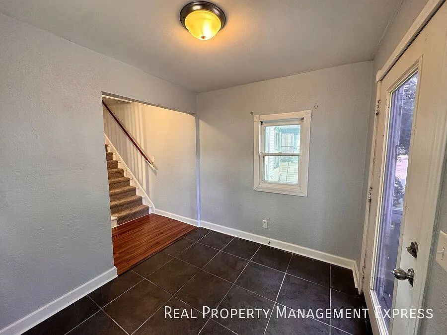4 Bedroom 2 Bathroom Home in Sioux Falls — Photo 3