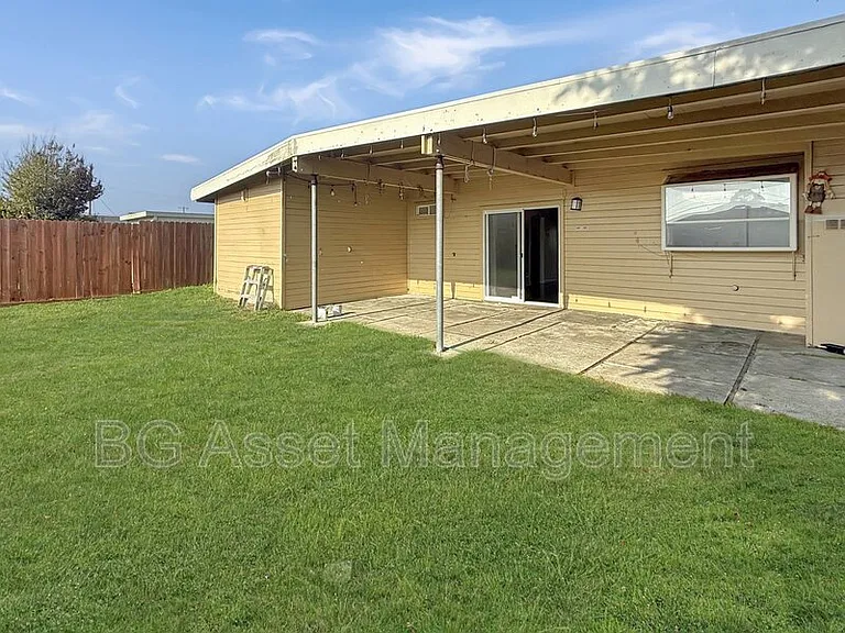 1526 Visalia Ave — Photo 11