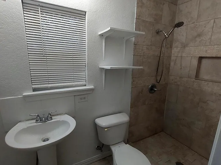 1001 N Anna St — Photo 2
