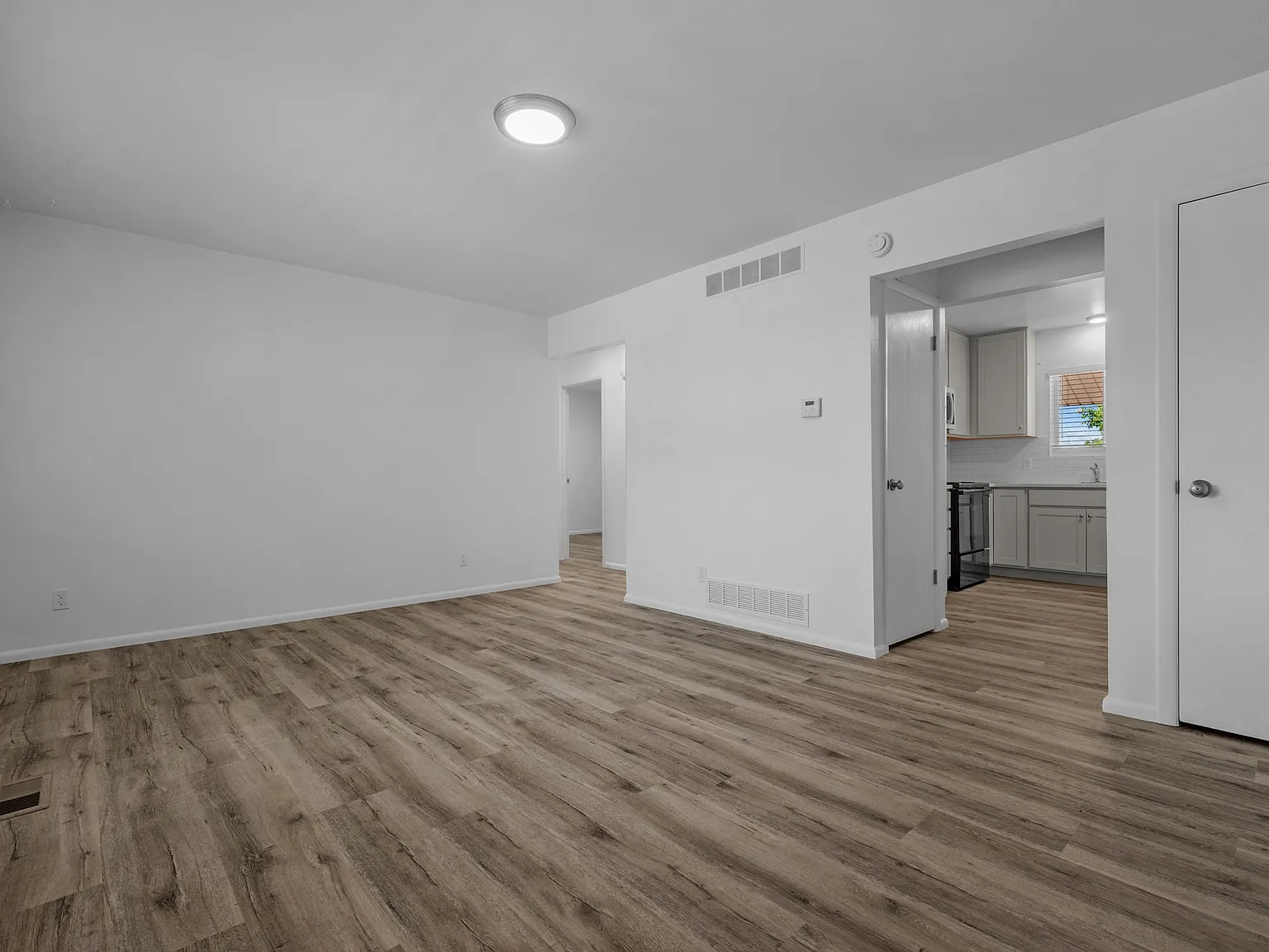 2 bed, 900 sqft, $1,275 — Photo 2