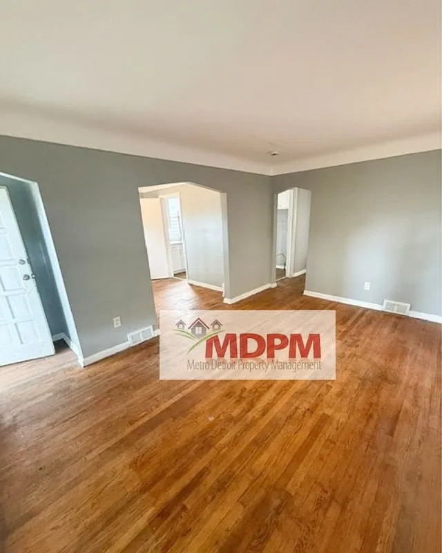 3 bed, 1.5 bath, 1119 sqft, $1,100 — Photo 2