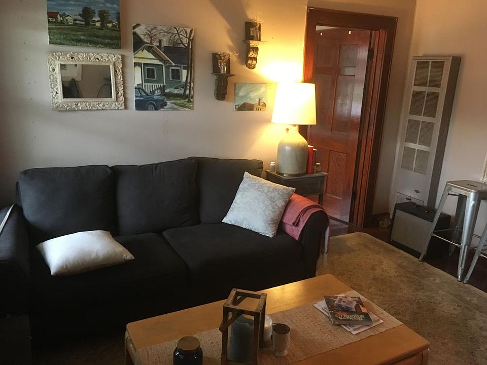 Entry/Living Room