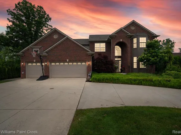 915 Harris Dr, Troy, MI 48085