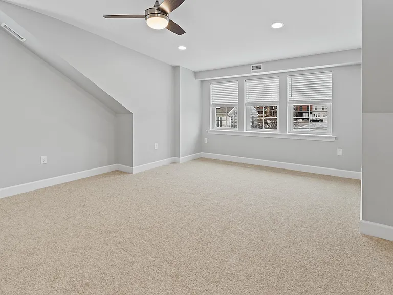 731 E Elm St — Photo 38