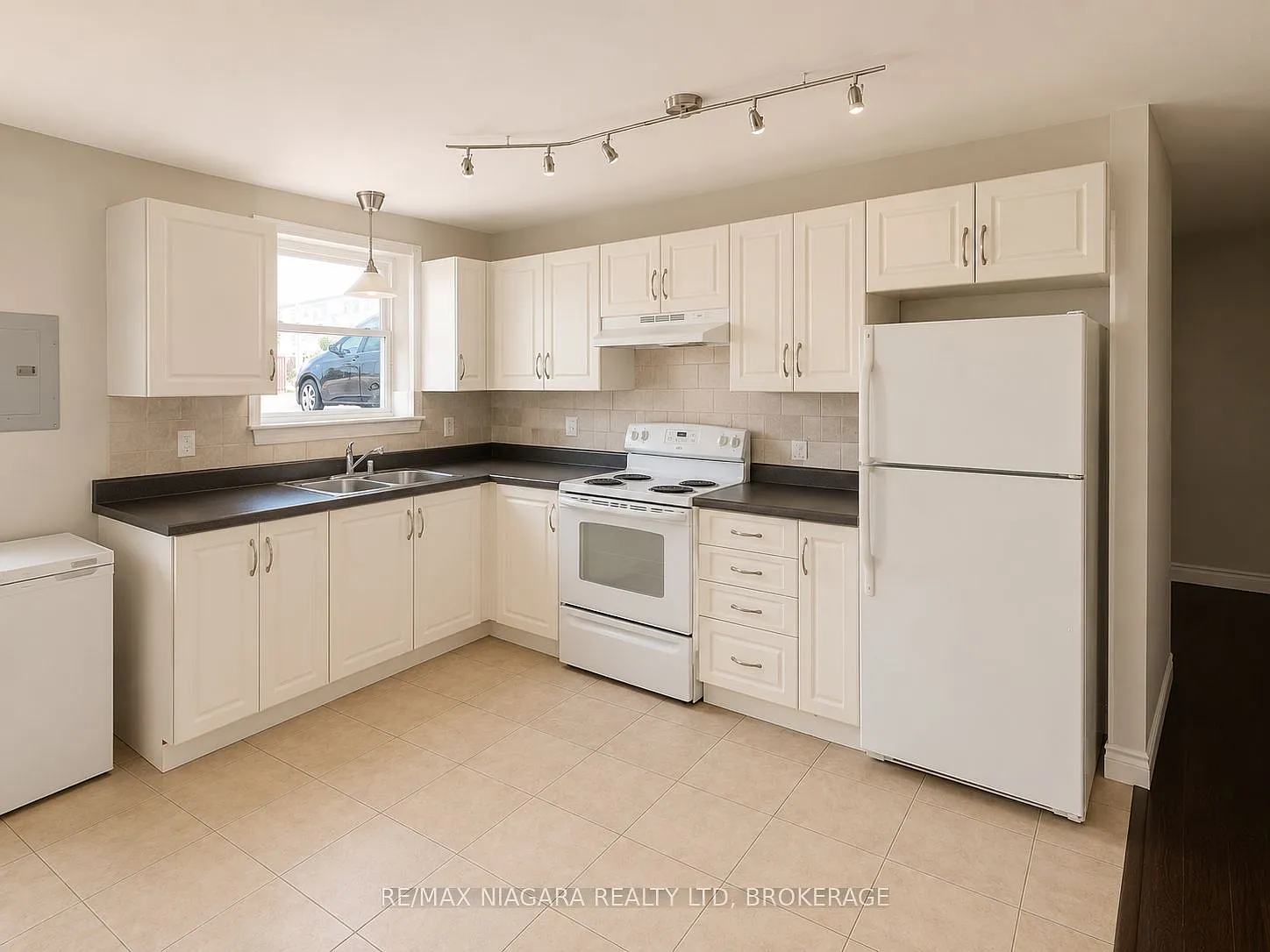 2 bed, $1,699 — Photo 4