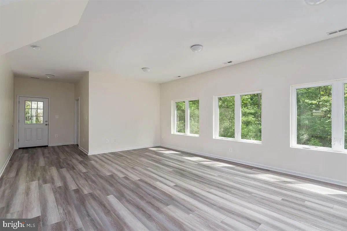 3 bed, 2.0 bath, 1400 sqft, $3,000 — Photo 3