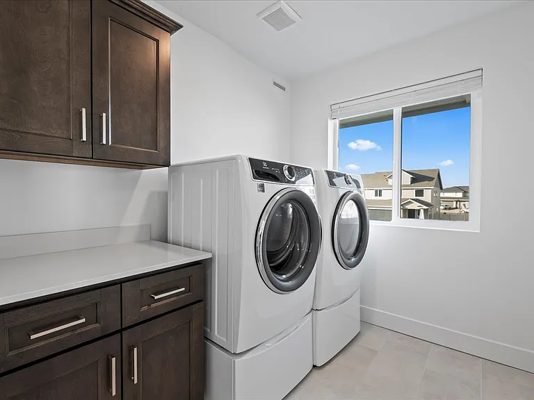 Laundry room with washer/dryer