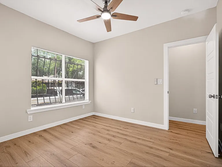 631 E Mistletoe Ave — Photo 16
