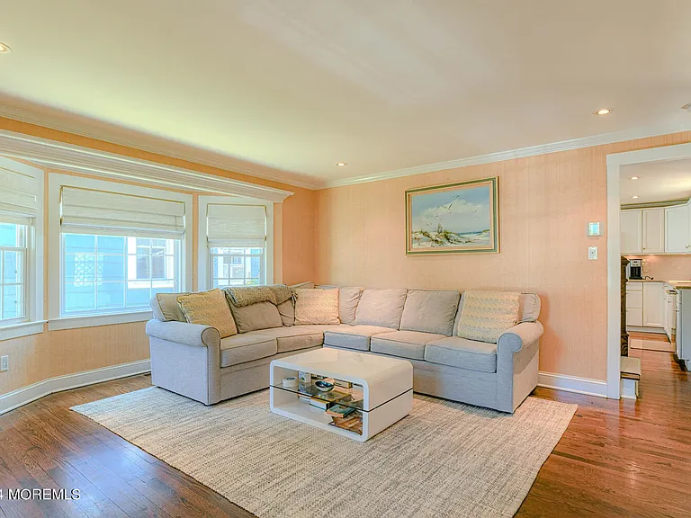 94 Embury Ave — Photo 6