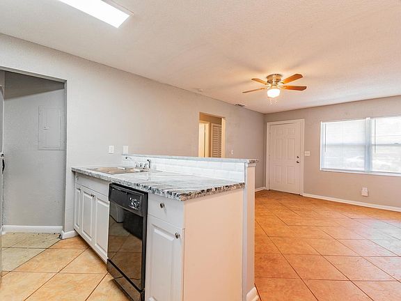 4th image of 1429 22nd Ave S #B