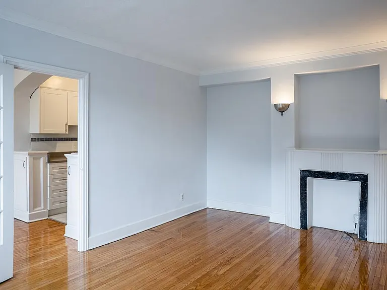 2928 Yonge St — Photo 6
