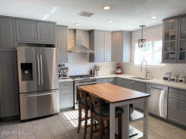 3909 E Shaw Butte Dr — Photo 2