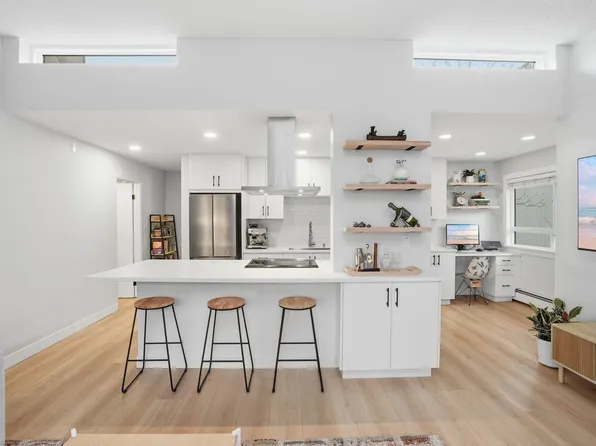 1516 Charles St #303, Vancouver, BC V5L 2T1