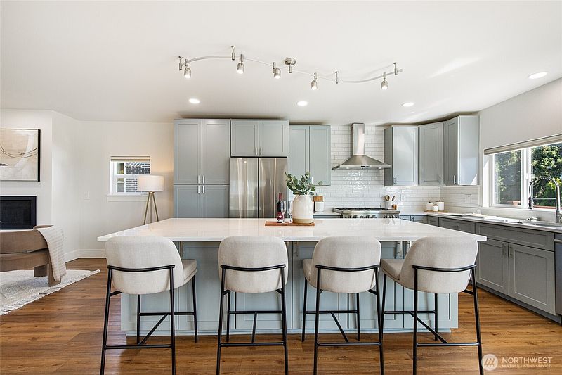 5th image of 4010 35th Avenue SW