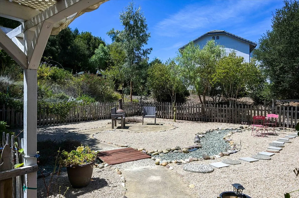 3 bed, 2.5 bath, 2100 sqft, $5,895 — Photo 4