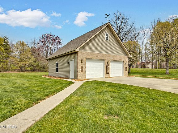 3rd image of 1251 Arrowhead Dr