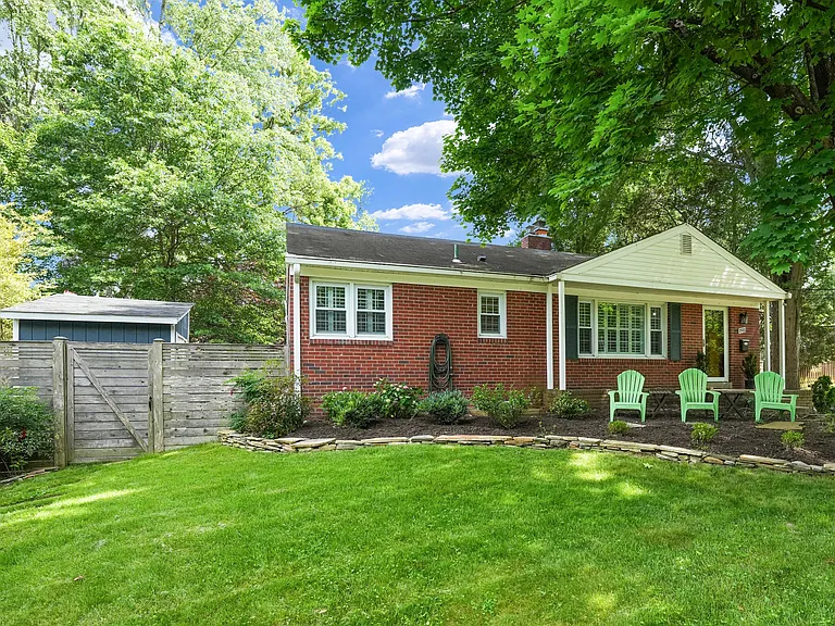 1911 Paul Spring Pkwy — Photo 3