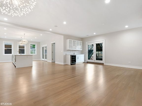 5th image of 925 W Montana St #2