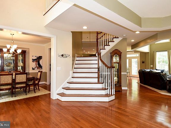 4th image of 283 McPherson Dr