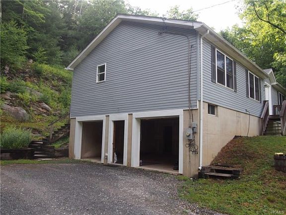 3rd image of 215 Peenpack Trl