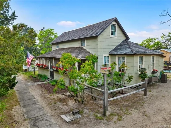 39 Central Avenue, Clinton, CT 06413
