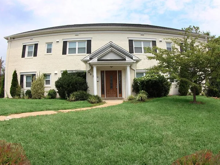 401 S Courthouse Rd #8 — Photo 1