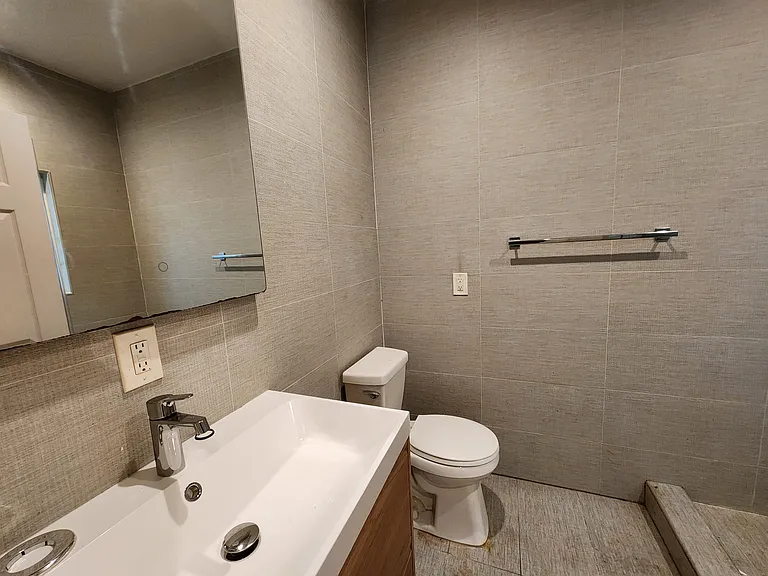 2437 1/4 Houston St #4 — Photo 19