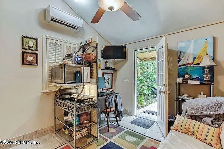 1 bed, 300 sqft, $1,100 — Photo 3