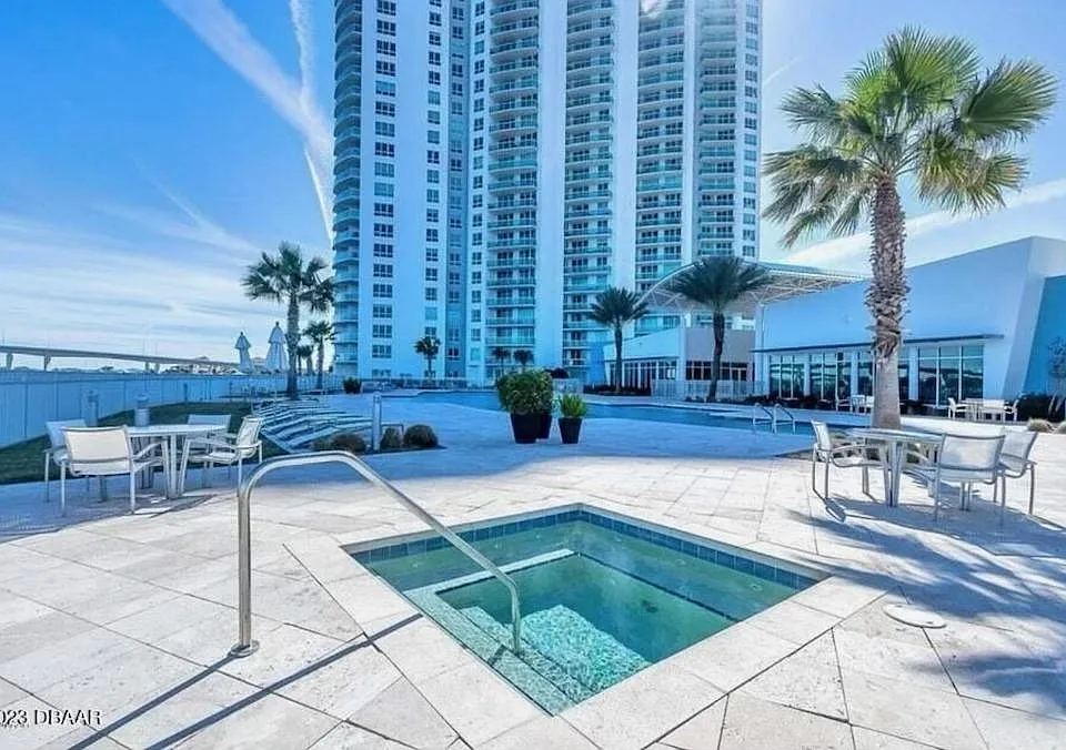 241 Riverside Dr #2206