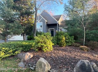 548 Pinecrest Dr, Long Pond, PA 18350