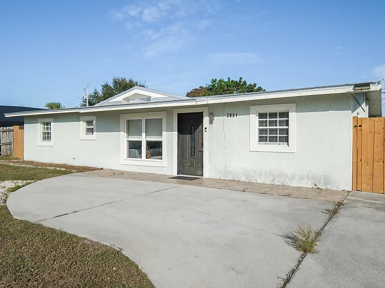 2831 NE Savannah Rd — Photo 2