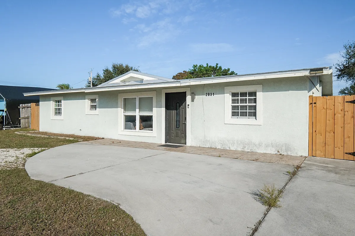 Building Photo - 2831 NE Savannah Rd