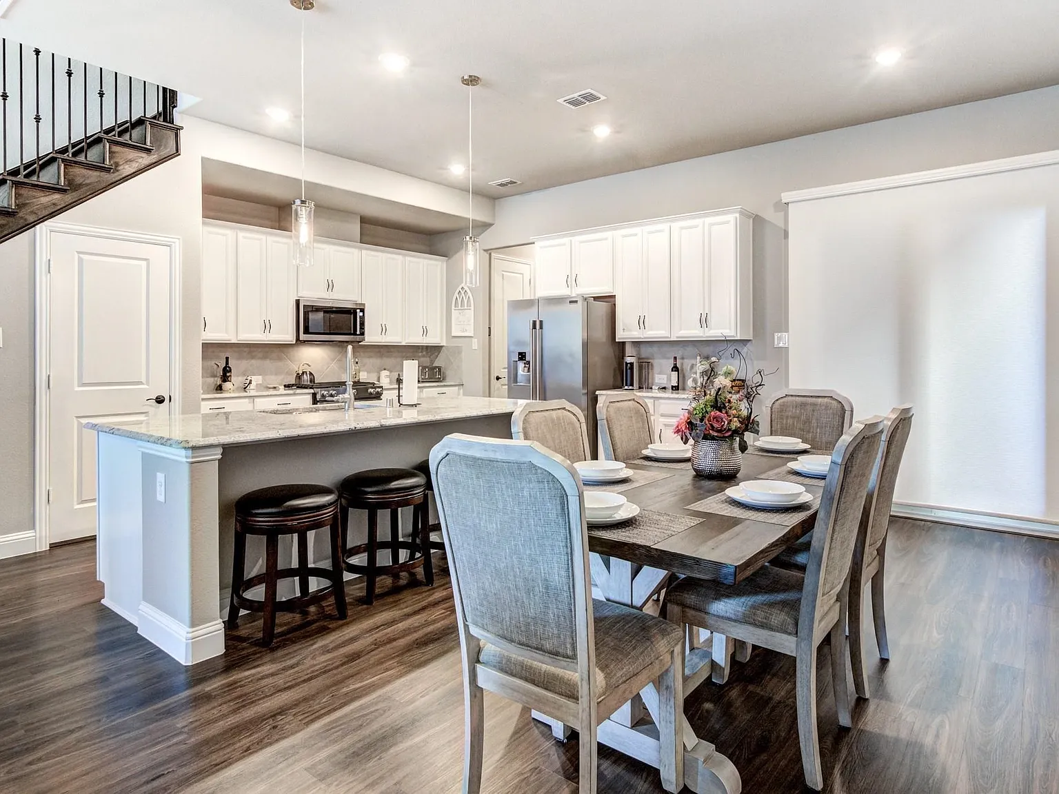 3 bed, 2.5 bath, 2400 sqft, $3,000 — Photo 3