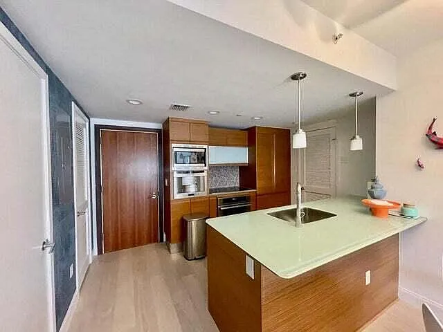 5875 Collins Ave #1606