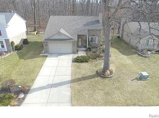 529 River Ridge Dr, Waterford, MI 48327
