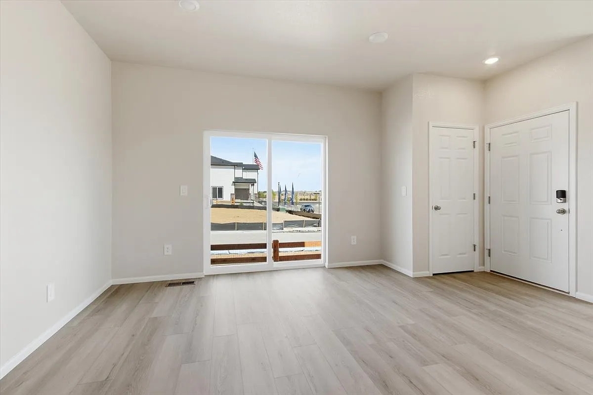 3 bed, 2.5 bath, 2013 sqft, $2,850 — Photo 4