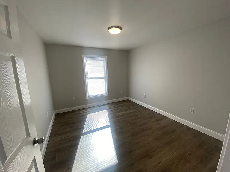 208-214 Laurel St — Photo 11