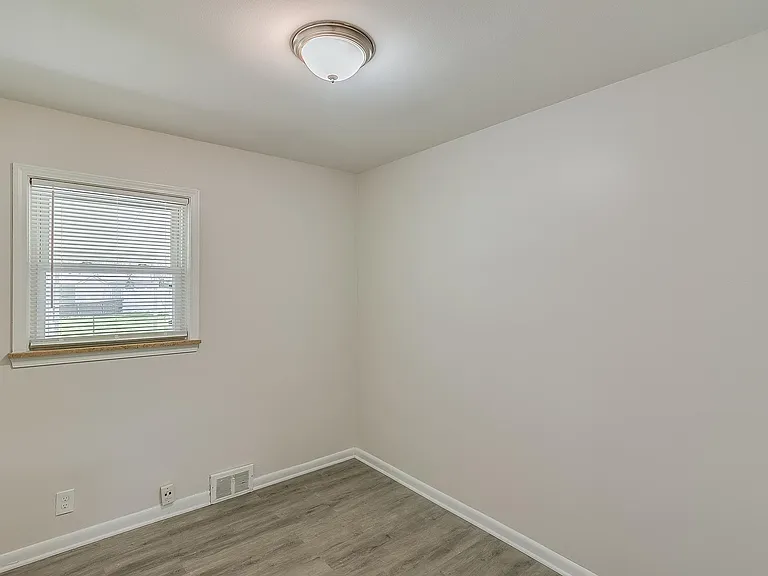 35099 Donnelly St — Photo 16