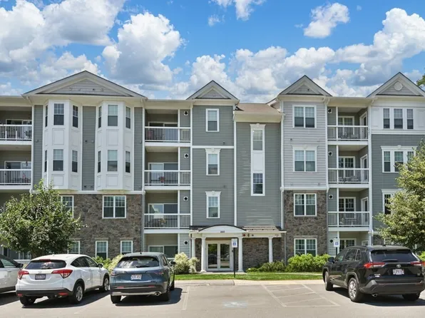 220 Martins Lndg APT 102, North Reading, MA 01864